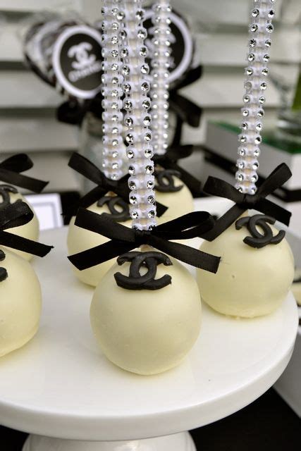 black and white chanel cake pops|Chanel cake ideas.